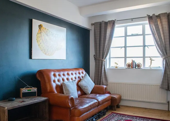 Beautifully Decorated Contemporary 2 Bedroom Flat