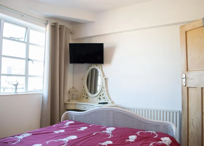 Beautifully Decorated Contemporary 2 Bedroom Flat