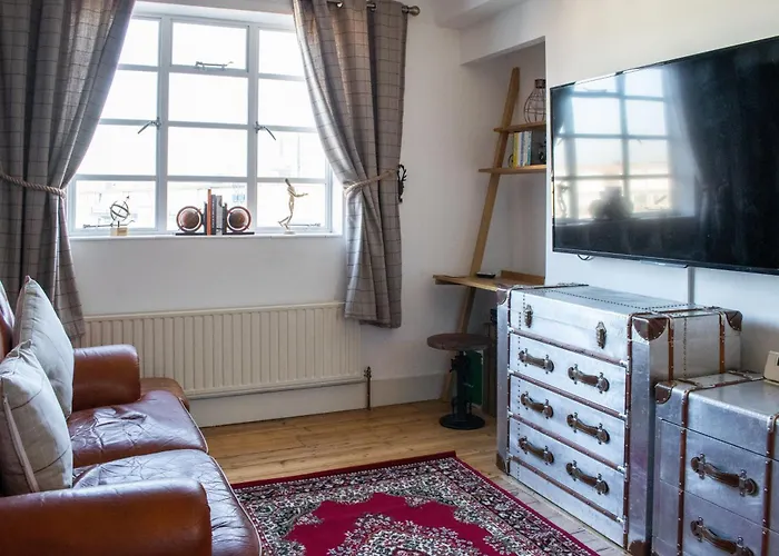 Beautifully Decorated Contemporary 2 Bedroom Flat
